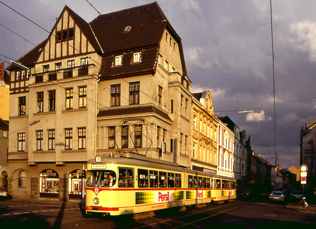 D�sseldorf Tw 2305 mit Bw 1657 in der Zeppelinstra�e, 01.08.1987.