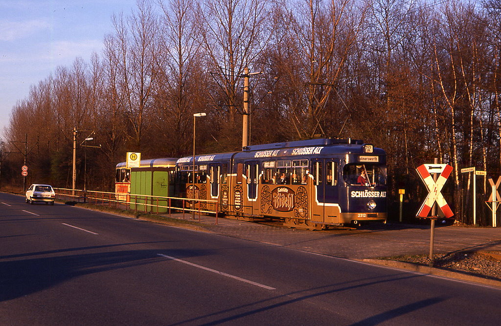 Dsseldorf Tw 2312 in Ratingen an der Dsseldorfer Strae, 20.02.1989.