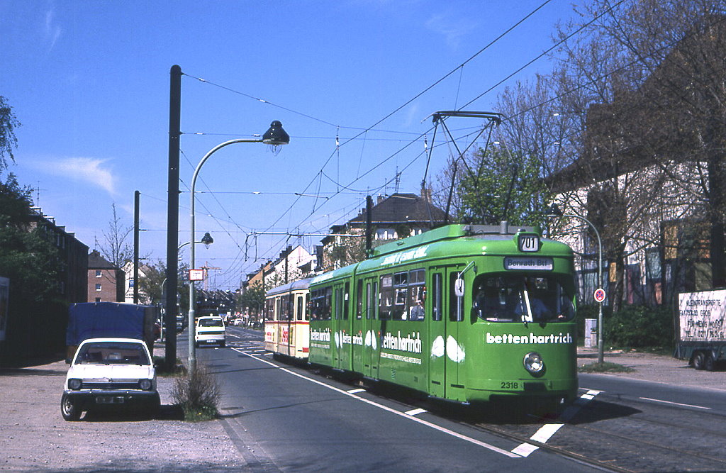 Dsseldorf Tw 2318 mit Bw 1674 auf der Klner Landstrae unterwegs in Richtung Benrath, 12.04.1991.