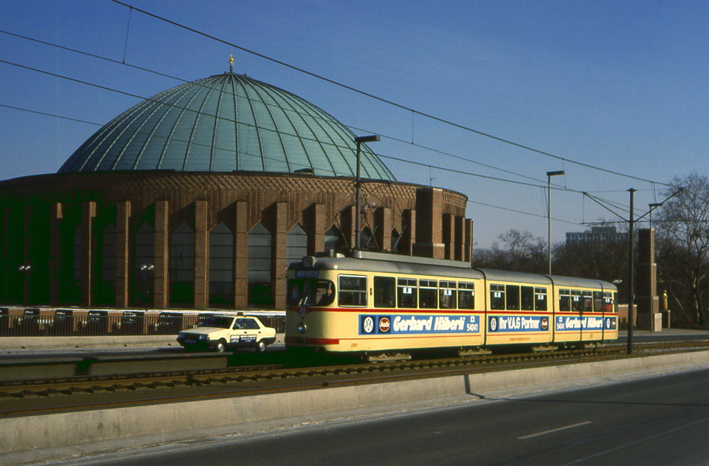 Dsseldorf Tw 2351 auf Linie 705 vor der Tonhalle, 23.02.1986. Die Linien auf der Oberkasseler Brcke wurden 1988 auf U-Bahn Material umgestellt.
