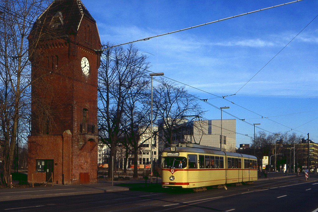 Dsseldorf Tw 2356 in der Grafenberger Allee, 22.12.1996.
