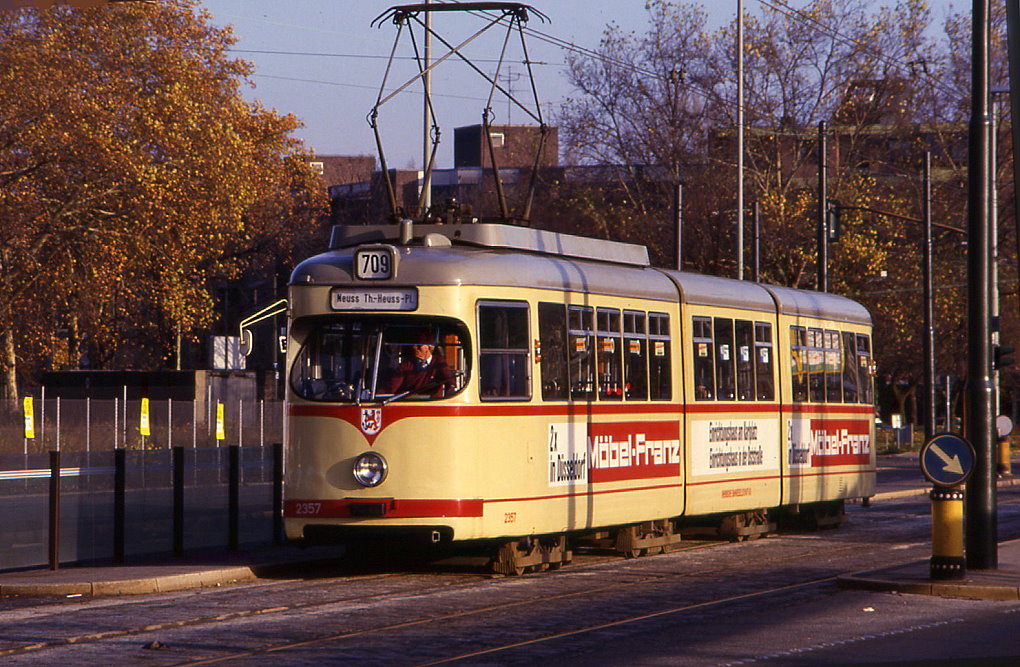 Dsseldorf Tw 2357 an der Haltestelle Schlterstrae (Grafenberger Allee), 09.11.1986.