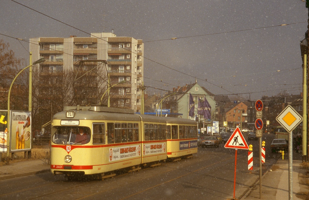 Dsseldorf Tw 2401 im Schneetreiben in der Unterrather Strae, 23.02.1987.
