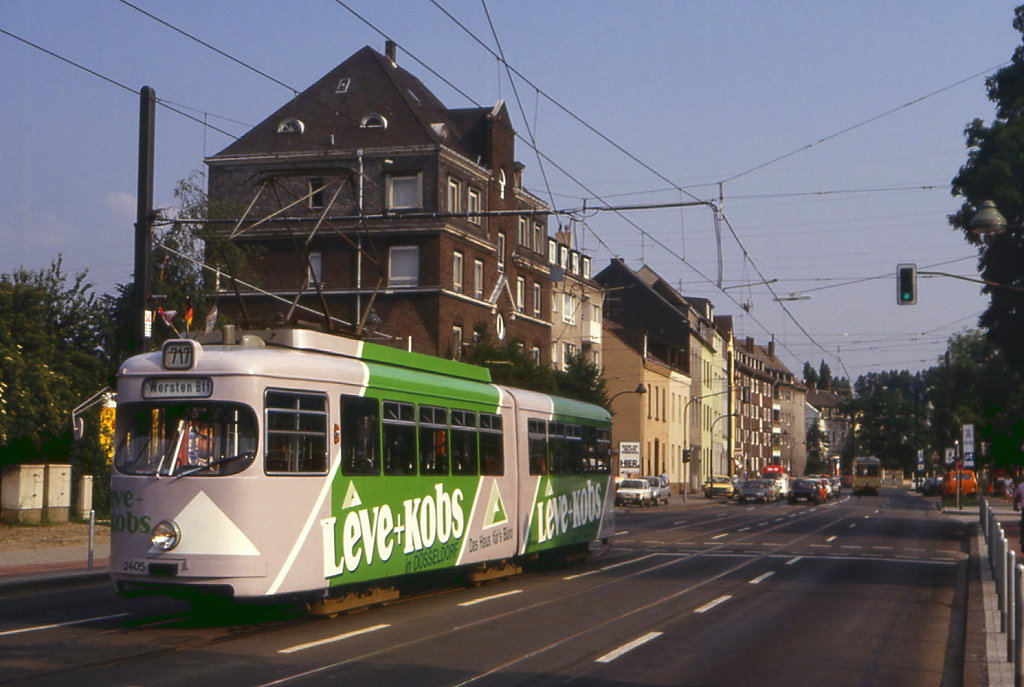 D�sseldorf Tw 2405 auf der Berufsverkehrslinie 717-- beim Einr�cken in den Betriebshof Wersten, 03.07.1987.