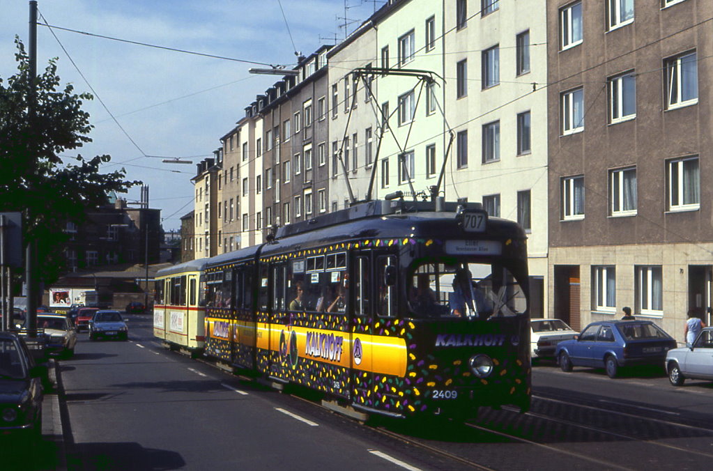 Dsseldorf Tw 2409 mit Bw 1643 in der Erkrather Strae, 09.08.1991.