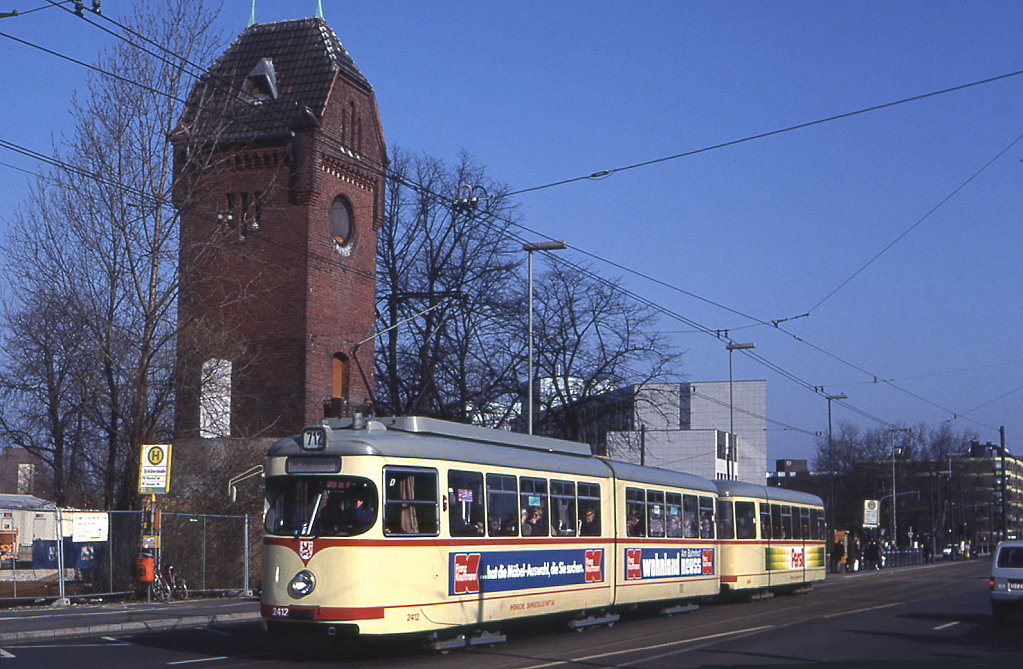 D�sseldorf Tw 2412 mit Bw 1674 an der Haltestelle Grafenberger Allee / Schl�terstra�e, 09.03.1993.