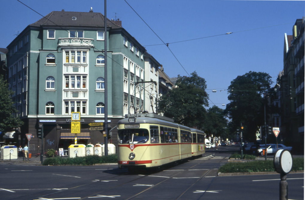 D�sseldorf Tw 2417 mit Bw 1652 in der Collenbachstra�e, 19.08.1996.
