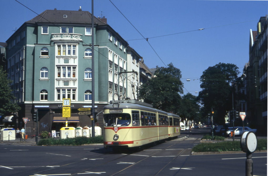 Dsseldorf Tw 2417 mit Bw 1652 in der Collenbachstrae, 19.08.1996.