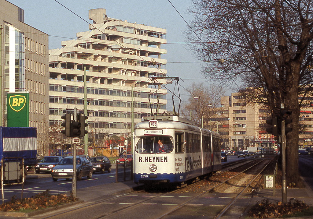 Düsseldorf Tw 2858 hat die Wendeschleife Mörsenbroich verlassen und fährt einen Kurs der Li´nie 8 in der Brehmstraße, im Hintergrund das zu schleifende ehemalige Arag-Haus, 09.12.1991.