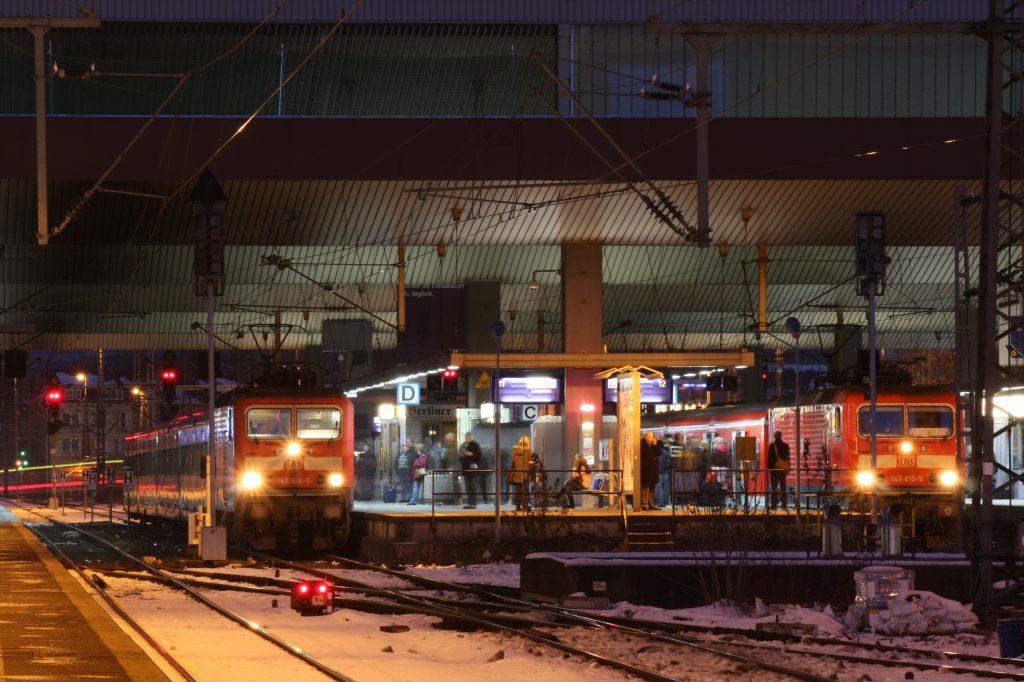 Dsseldorfer S-Bahnen am Abend. Links die 143 612-0 mit der S68 nach Langenfeld und rechts die 143 815-9 mit der S1 nach Solingen Hbf, am 30.12.2010