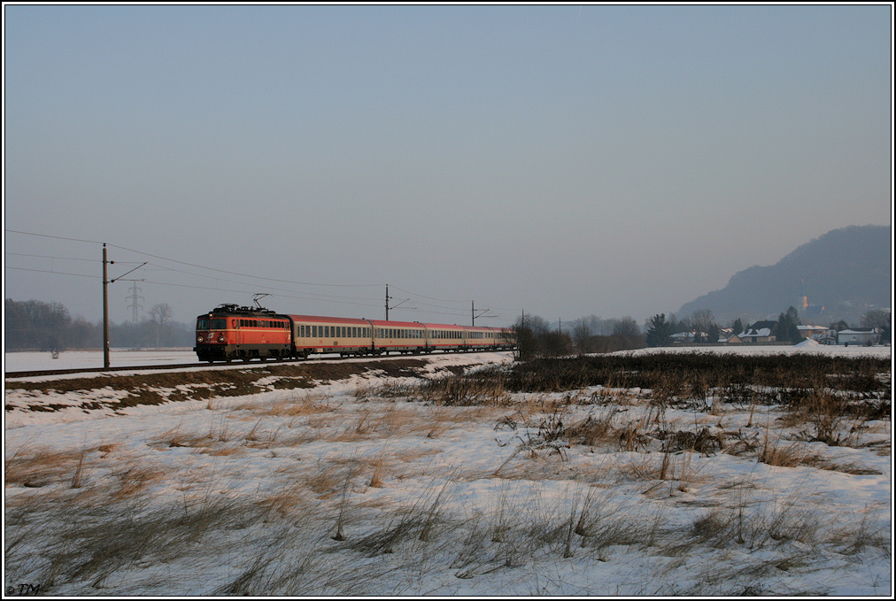 Dstere Abendstimmung herrschte als 1142.575 mit ihrem OIC 256 durch die Nebellandschaft rauschte. Wildon, 30.12.2010