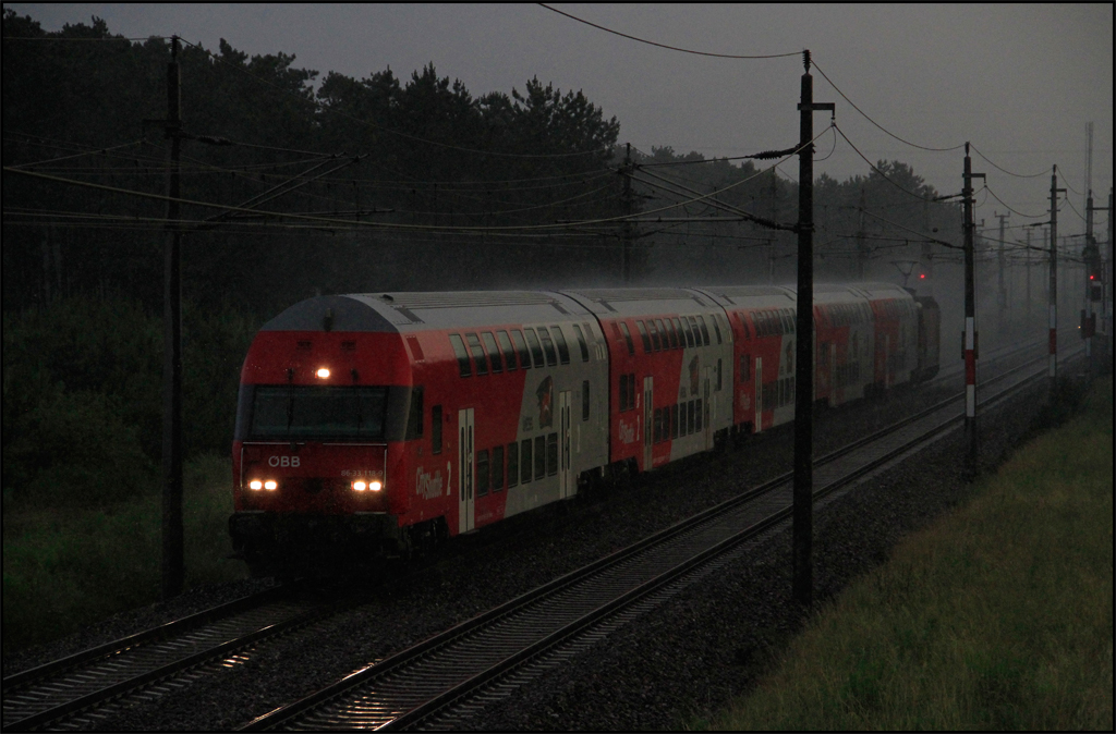 Dstere Stimmung herrschte am Abend des 22.06.13, als eine 1144 ihren Dosto durch einen heftigen Regenschauer schob.
Neunkirchen/N.