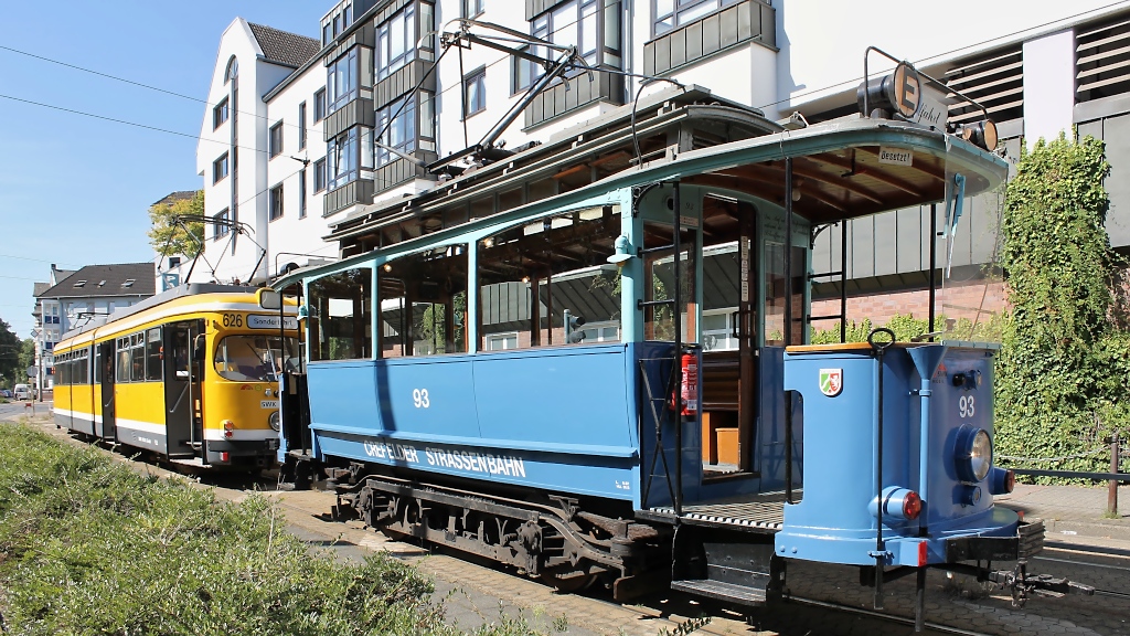 D�wag GT8 und Blauer Enzian am 9.9.2012 vor dem Hansazentrum in Krefeld.