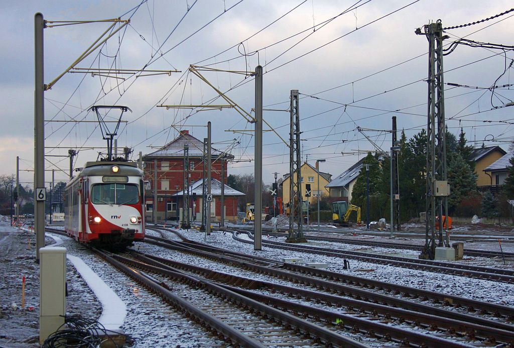 Duewag GT8K 4108 als Linie 5 bei der Ausfahrt aus Edingen OEG-Bahnhof. 27.11.10