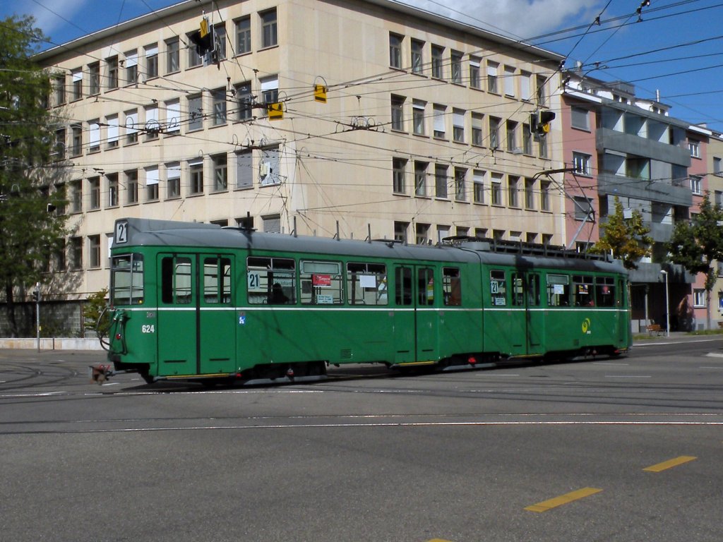 Dwag mit der Betriebsnummer 624 im Einsatz auf der Linie 21 in Basel. Hier fhrt er Richtung Haltestelle Brombacherstrasse. Die Aufnahme stammt vom 05.09.2011.