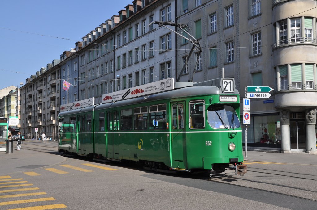 Dwag mit der Betriebsnummer 652 auf der Linie 21 bei der Haltestelle Gewerbeschule. Die Aufnhamr stammt vom 02.04.2012.