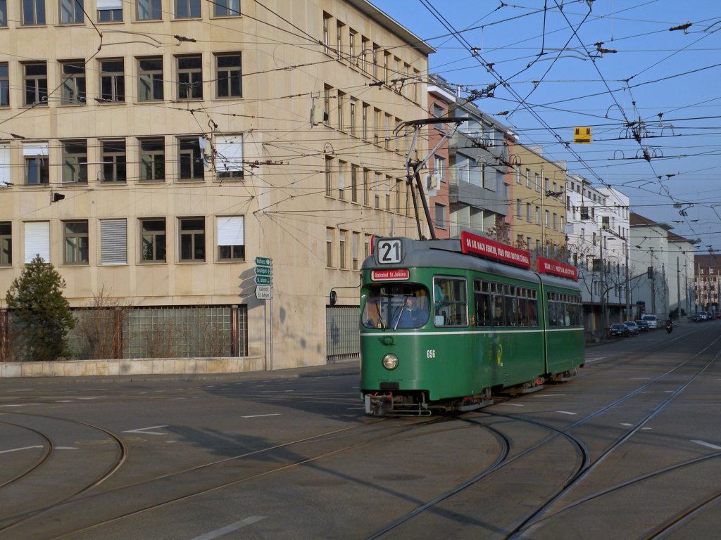 Dwag mit der Betriebsnummer 656 fhrt auf die Haltestelle Dreirosenbrcke ein. Die Aufnahme stammt vom 08.02.2010.