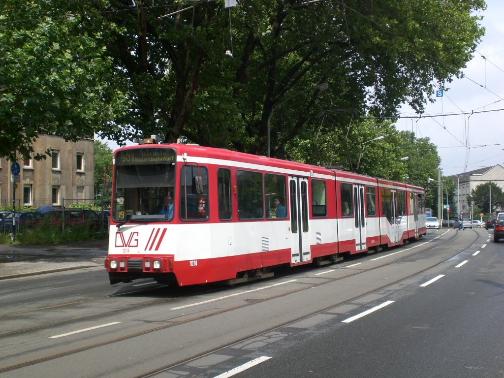 Duisburg: Straenbahnlinie 901 nach Mhlheim Hauptbahnhof am Bahnhof Duisburg-Ruhrort.(17.7.2012) 