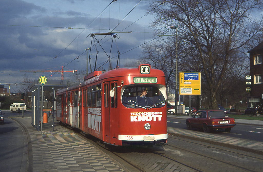 Duisburg Tw 1065 in der Neumhler Strae, 30.03.1992.