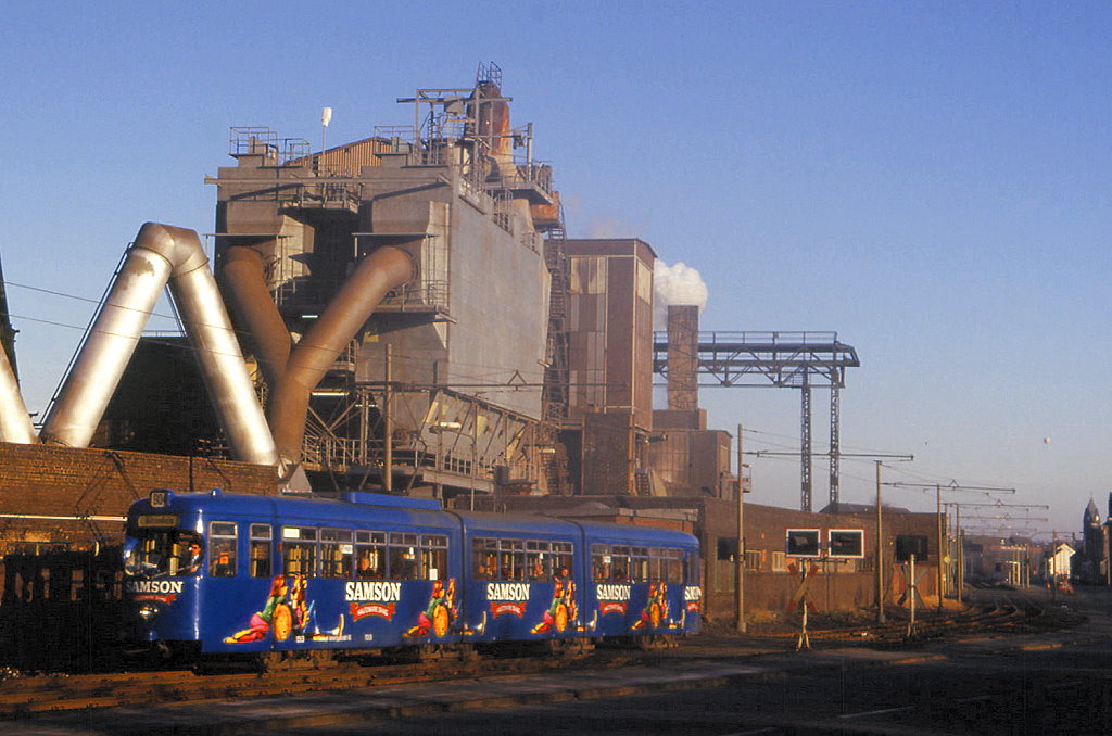 Duisburg vor 25 Jahren: Tw 1069 passiert die Berzelius Werke in Angerhausen, 29.11.1986.
