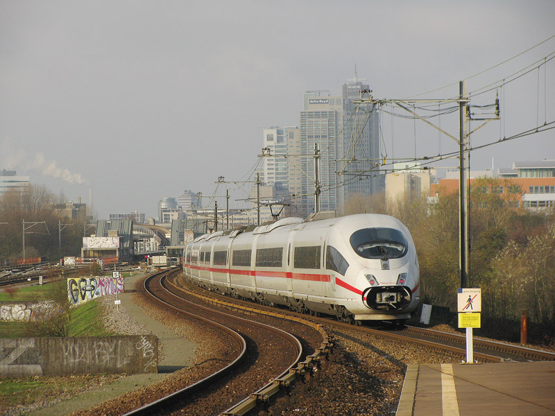Duivendrecht bei Amsterdam, 22.11.2010. Wahrscheinlich ICE-128 aus Frakfurt(Main)Hbf.