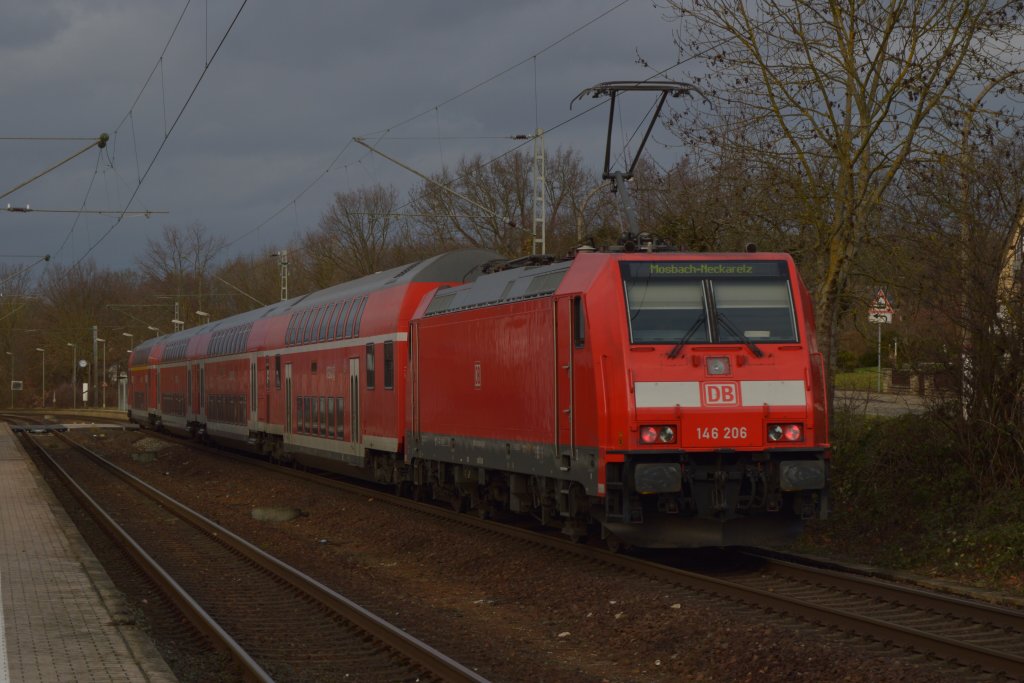Dunkel wird der Himmel �ber Offenau, als die 146 206 mit ihrer RB an den Bahnsteig heran f�hrt am Sonntag den 30.12.2012