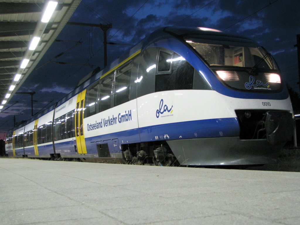 Dunkle Wolken am spten Abend im Rostocker HBF . Talent der Ostseeland Verkehr GmbH  0010 wartet auf den nchsten Einsatz am 15.07.2010.