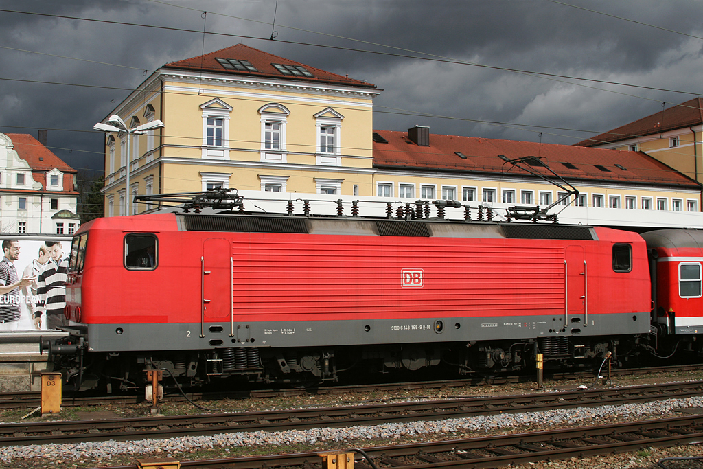 Dunkle Wolken ziehen auf, als 143 165 mit einer RB am 27.03.2010 in Regensburg Hbf wartet.