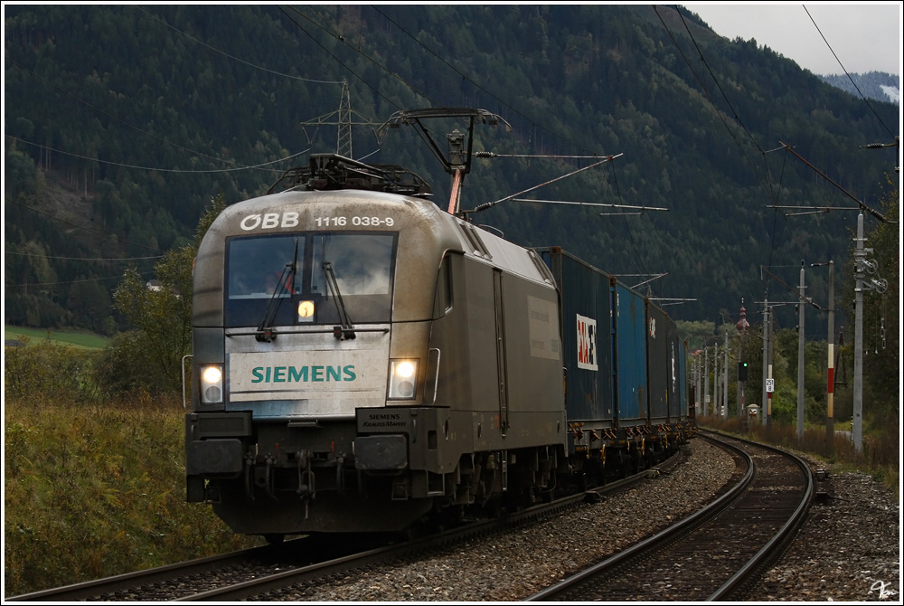 Durch das abendliche Murtal fhrt 1116 038  Siemens  mit einem Containerzug.  
St.Georgen ob Judenburg 9.10.2011