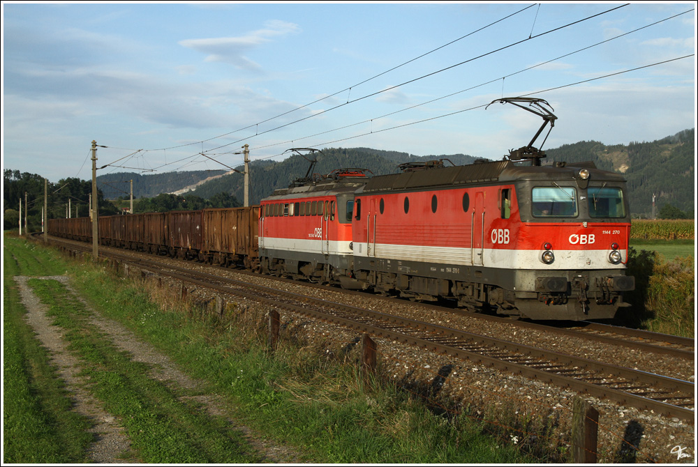 Durch das abendliche Murtal, fahren 1144 270 & 1142 554 mit diesem Eaos-Gterzug hier nahe Fentsch-St.Lorenzen. 
22_9_2011