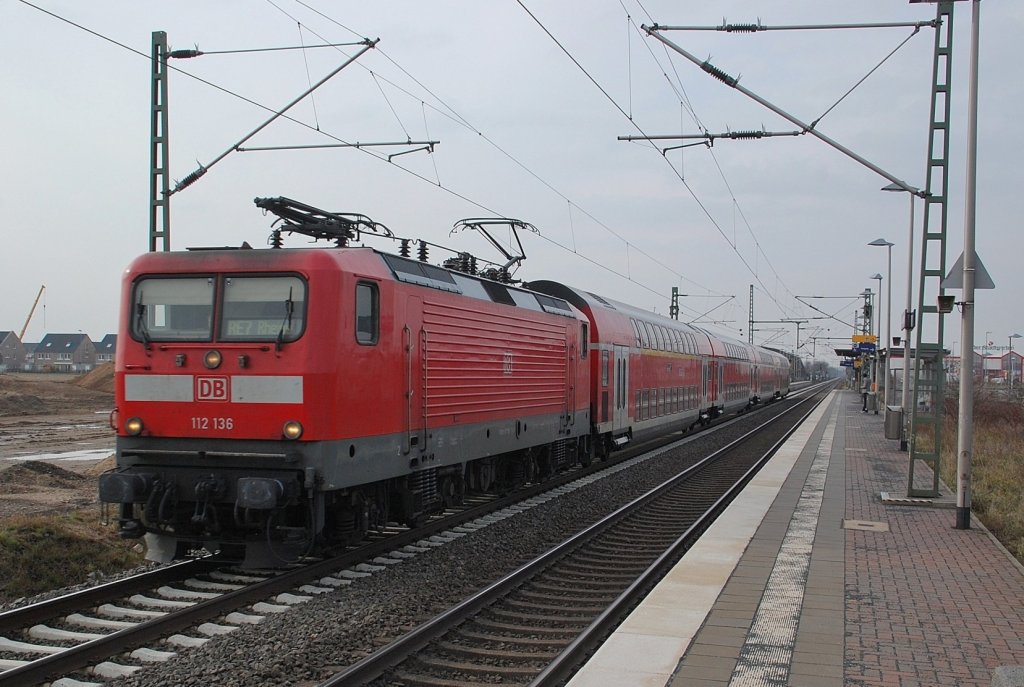 Durch Allerheiligen fahrend ist die 112 136 mit einem RE7 zu sehen. 22.3.2013