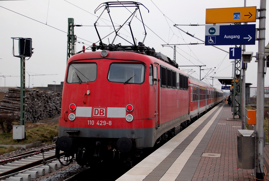 Durch Allerheiligen schiebt die 110 429-8 eine Ersatz RE7 nach Krefeld am Samstag den 12.3.2011, links ist die Bauselle an der KBS 495 zu erkennen.
