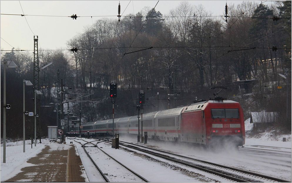 Durch den Ausfall einzelner ICE-T Garnituren im Rahmen von deren Ausrstung mit ETCS kam es seit Planwechsel immer wieder zu auerplanmigen Ersatzeinstzen der Reihe 101 mit IC-Wagen nach Wien. Die Aufnahme zeigt 101 045 als ICE 22 bei der Einfahrt in den Rekawinkler Tunnel auf der alten Weststrecke. 15.1.2013