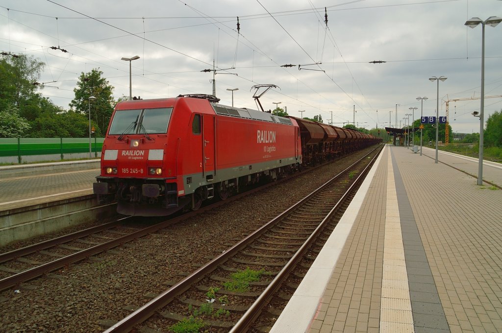 Durch den Bahnhof Viersen f�hrt die 185 245-8 mit einem Selbstendladewagenzug in Richtung M�nchengladbach.18.5.2013