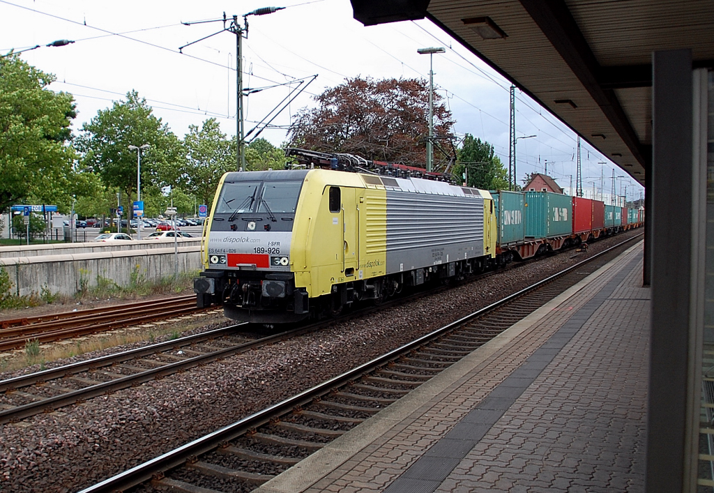 Durch den Bahnhof Wunstorf fhrt die 189 926 in Richtung Nienburg mit einem Containerzug am 22.7.2011.