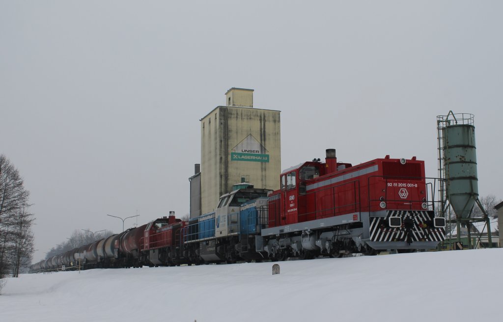Durch die Bauarbeiten am Grazer Hauptbahnhof werden auch die Gterzge fr die Graz Kflacher Eisenbahn nicht wie gewohnt direkt Von Graz Gsting abgezogen sondern mssen ber Wettmansttten gefhrt werden . So auch am 15.02.2013 wo 2170.001 und 1700.1 einen lzug nach Graz Kflacher Bahnhof bringen sollten . Leider war die Reise wegen eines Technischen deffektes des Zugtriebfahrzeuges ( 2170.001) kurzfristig im Bahnhof Preding Wieselsdorf zuende. Kurzerhand wurde die erst vor kurzem fertiggestellte 1500.1 vorgespannt.So hat sich das eher unggewohnte Bild(zumindest auf der GKB) einer Dreifachtraktion ergeben. 