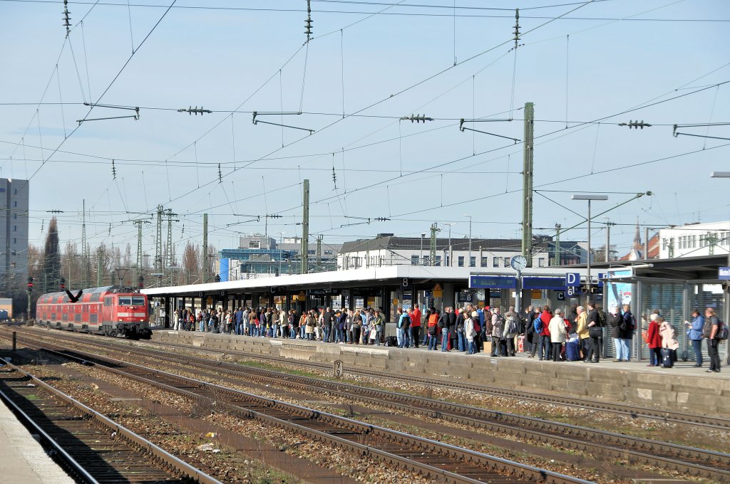 Durch einer Baustelle bei Prien und der Asche von Eyjafjallajkull waren am 03.04.10 die Zge Richtung Salzburg recht gut besucht