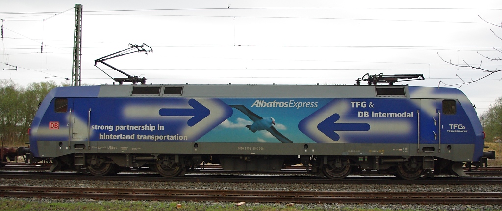 Durch diesen Signalhalt konnte auch noch ein schnes Seitenportrait angefertigt werden. 152 135-0 mit Containerzug in Fahrtrichtung Sden in Eschwege West. Aufgenommen am 05.04.2011.