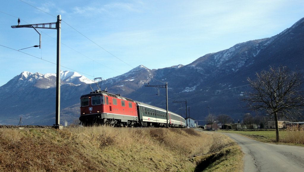 Durch einen Abstecher ins Tessin kann die Re 4/4  11114 am 30.01.13 ihre Kraft und Fotogenitt unter Beweis stellen. (Aufgenommen zwischen Cadenazzo und Riazzino)