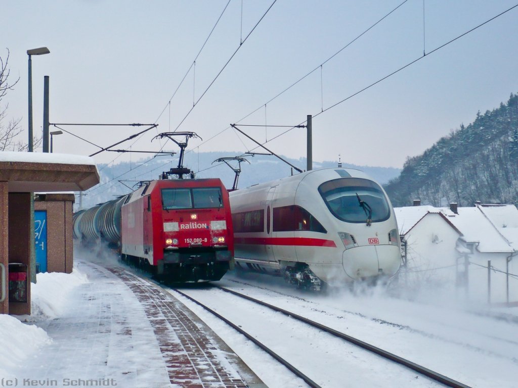 Durch einen glücklichen Zufall kam es am Haltepunkt Breternitz auf der Frankenwaldbahn zu dieser Begegnung: 152 080-8 durchfährt den Hp in Richtung Saalfeld (Saale) mit einem Güterzug, während ICE 1507 sich auf den Weg nach München Hbf macht. (12.01.2010)