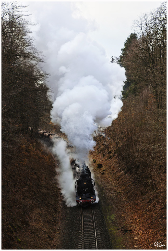 Durch den Einschnitt nahe Marksuhl, qult sich 44 1486 mit dem DGz 303 (Meiningen - Eisenach) bergauf.  
Marksuhl 12.04.2013