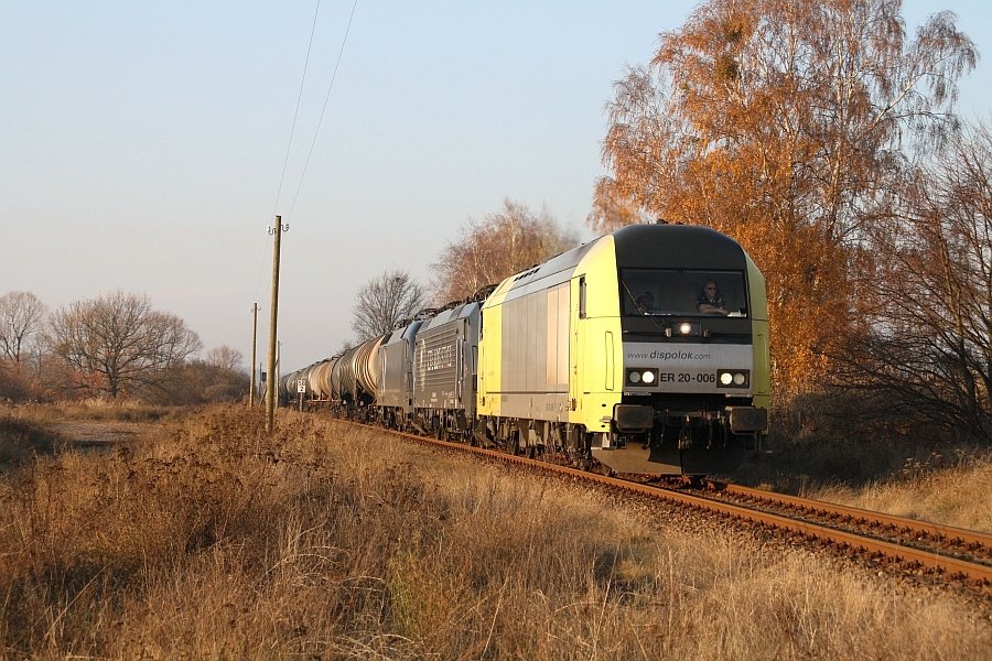 Durch Falkenberg/Mark fhrt am 07.11.09 ER 20-006 mit 189 928, 182 536 und Kesselzug im Umleiter-Verkehr zwischen Eberswalde und Frankfurt/Oder.