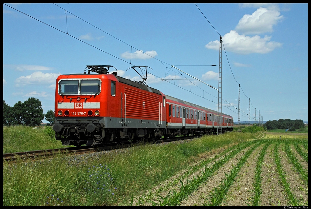 Durch die Felder bei Priestewitz zieht 143 576-7 am 28.5.2012 ihren RE 18407 nach Dresden.