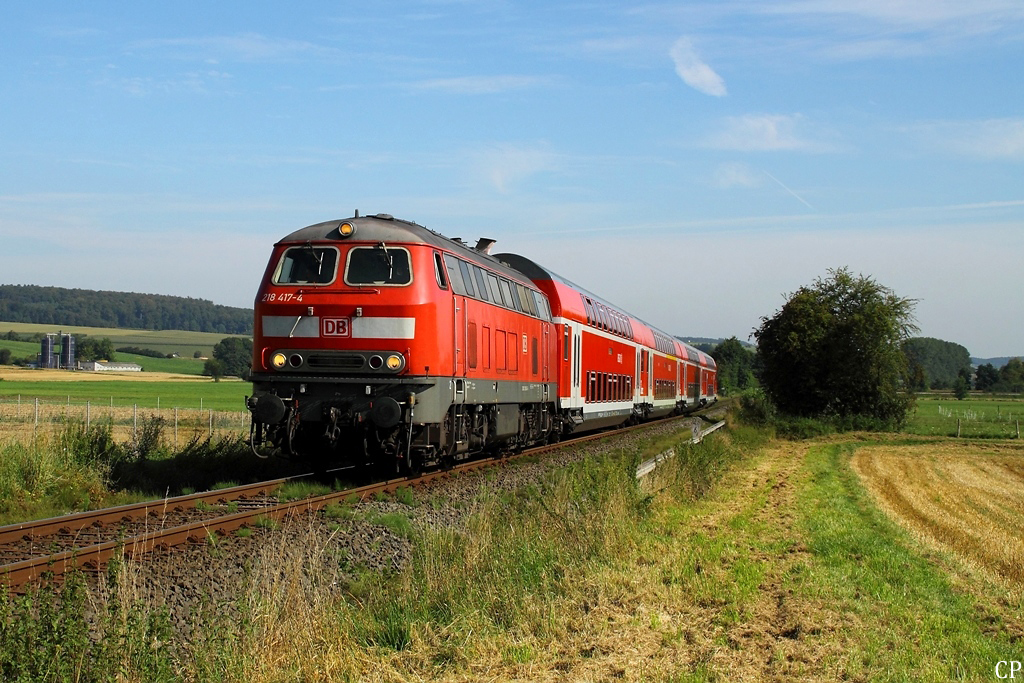 Durch die Felder zwischen Glauburg und Altenstadt rollt 218 417-4 am 17.8.2011 mit ihrem RE Richtung Frankfurt.