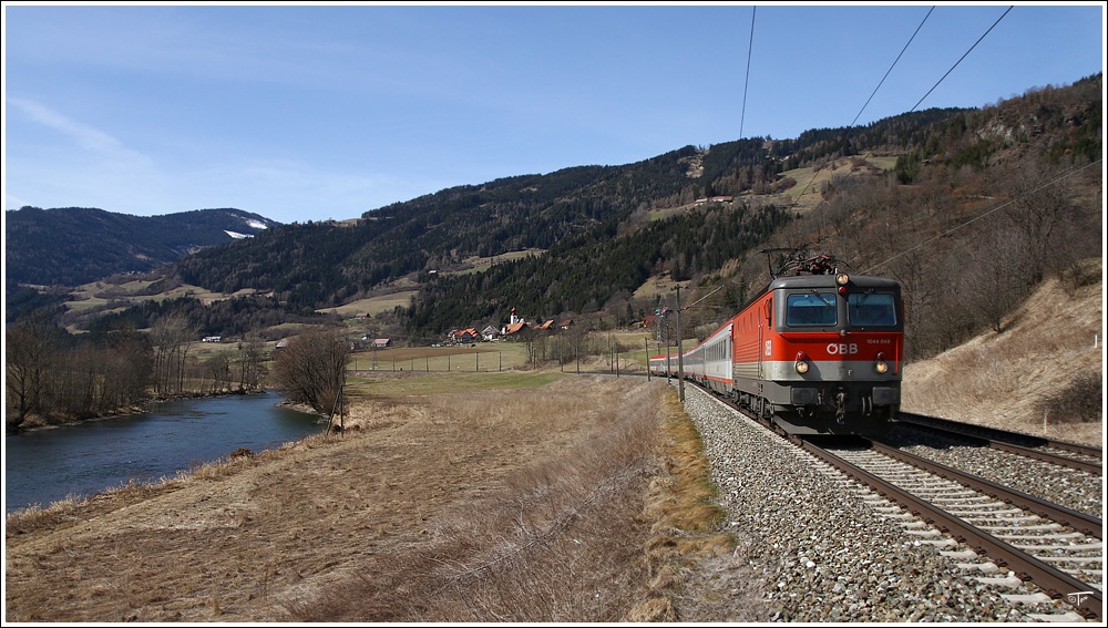 Durch das frhlingshafte Murtal fhrt 1044 049 mit IC 538  Energie Klagenfurt Strom  von Wien Meidling nach Villach. 
St. Georgen ob Judenburg 22.3.2011