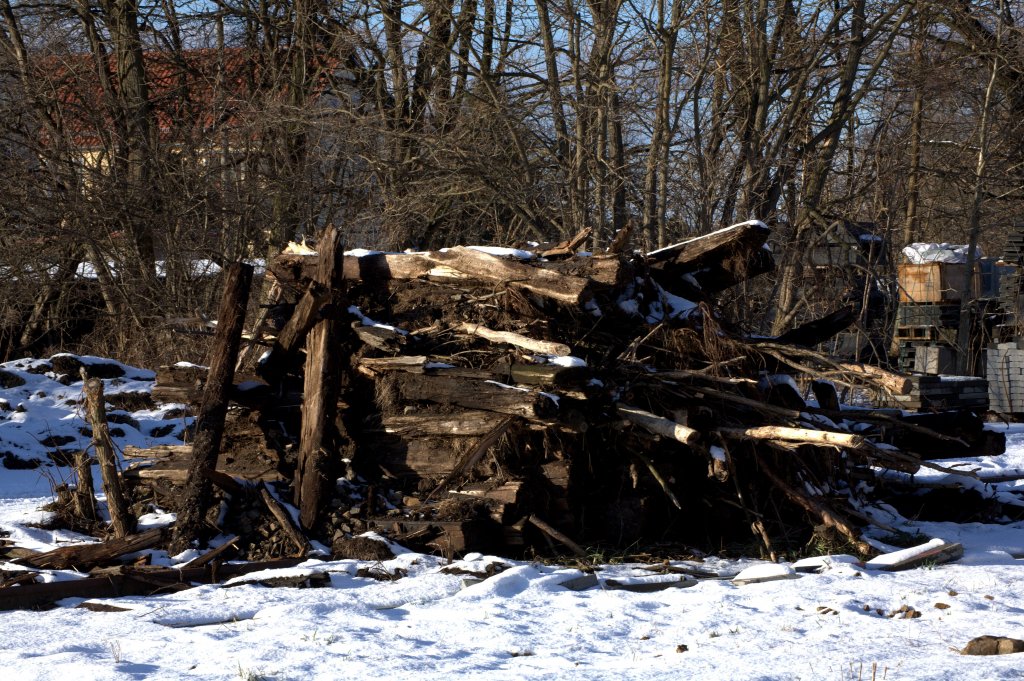 Durch die geplante Streckenertchtigung sind  im Bahnhof Pulsnitz erhebliche 
Gleisrckbauten durchgefhrt worden.
Ein Haufen alter Holzschwellen ist noch abzutransportieren.06.02.2013   15:10 Uhr.