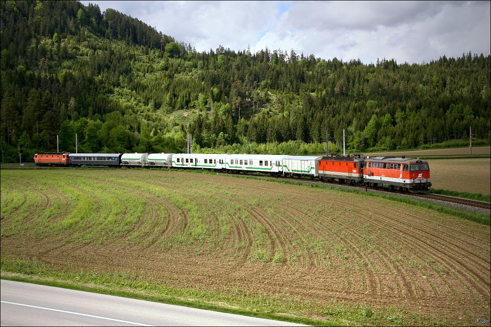 Durch das Grtschitztal von Launsdorf nach Brckl, fahren 2043 062 + 1044 079 + 1044 094 mit dem Unkrautspritzzug. 
Launsdorf 12.05.2010