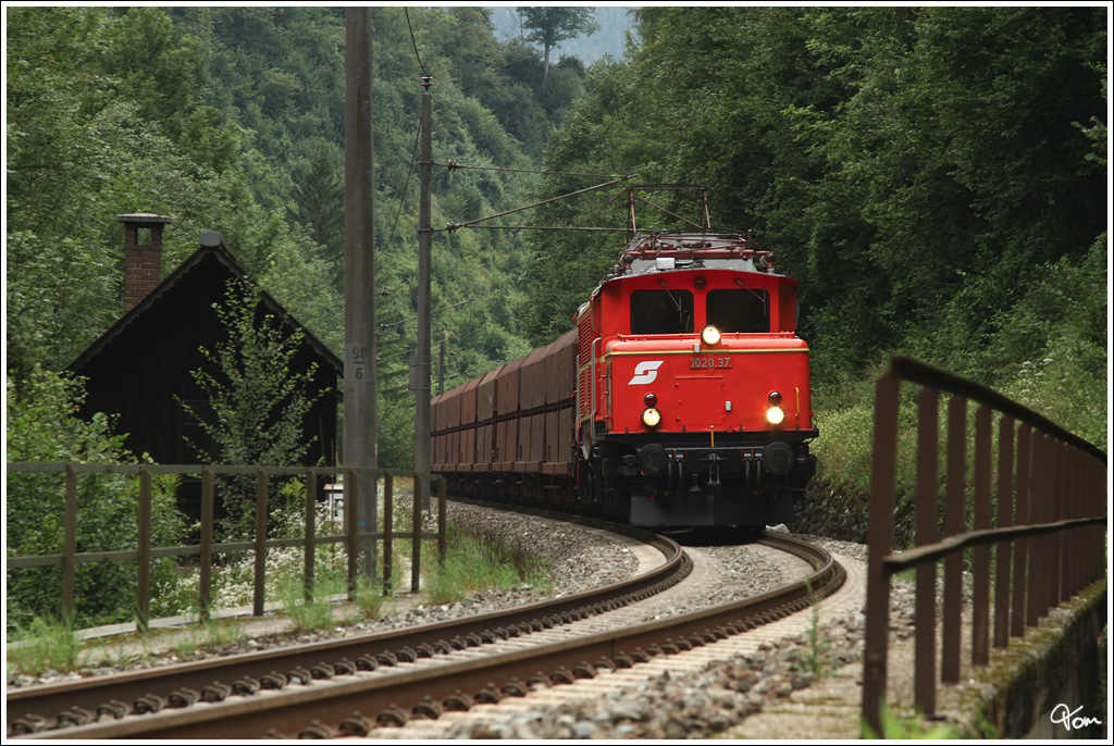 Durch den  Graben  zieht 1020.37 den Plangterzug SGAG 17255 von Linz Stahlwerke nach Eisenerz. 
Mooslandl 11.8.2012 
