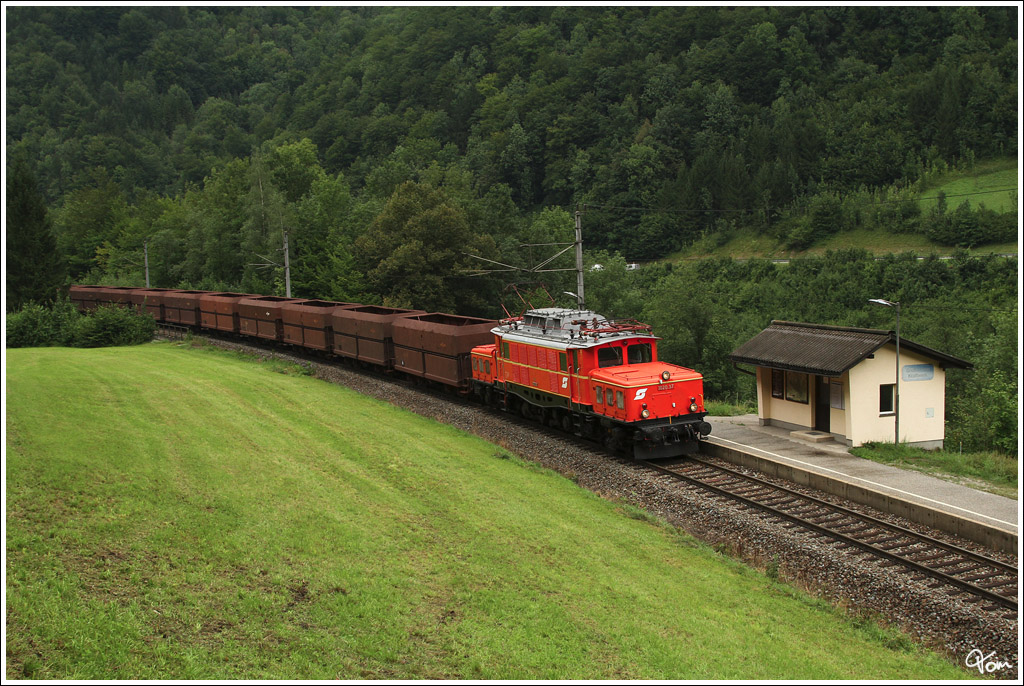 Durch den  Graben  zieht 1020.37 den Plangterzug SGAG 17255 von Linz Stahlwerke nach Eisenerz. 
Groraming Kraftwerk 11.8.2012 