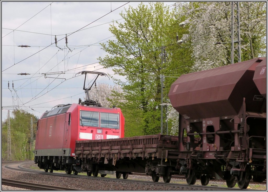 Durch den grnweien Dschungel am Bahnhof von Eschweiler ist dieser Gterzug unterwegs in Fahrtrichtung Kln. Anfang Mai 2013 entstand dieses Foto als Nachschu.
